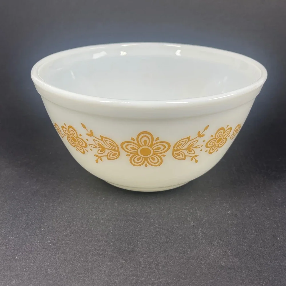 Vintage Pyrex Butterfly Gold 402 Mixing Bowl 1.5 Qt White Yellow Floral 7 Inch
